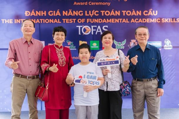 Sĩ tử được được cả ông bà nội, ngoại “hộ tống” nhận tấm bằng uy tín từ Tofas. Chính tình thương của người thân là động lực to lớn giúp các bé chinh phục mọi đỉnh cao. Sĩ tử được được cả ông bà nội, ngoại “hộ tống” nhận tấm bằng uy tín từ Tofas. Chính tình thương của người thân là động lực to lớn giúp các bé chinh phục mọi đỉnh cao.