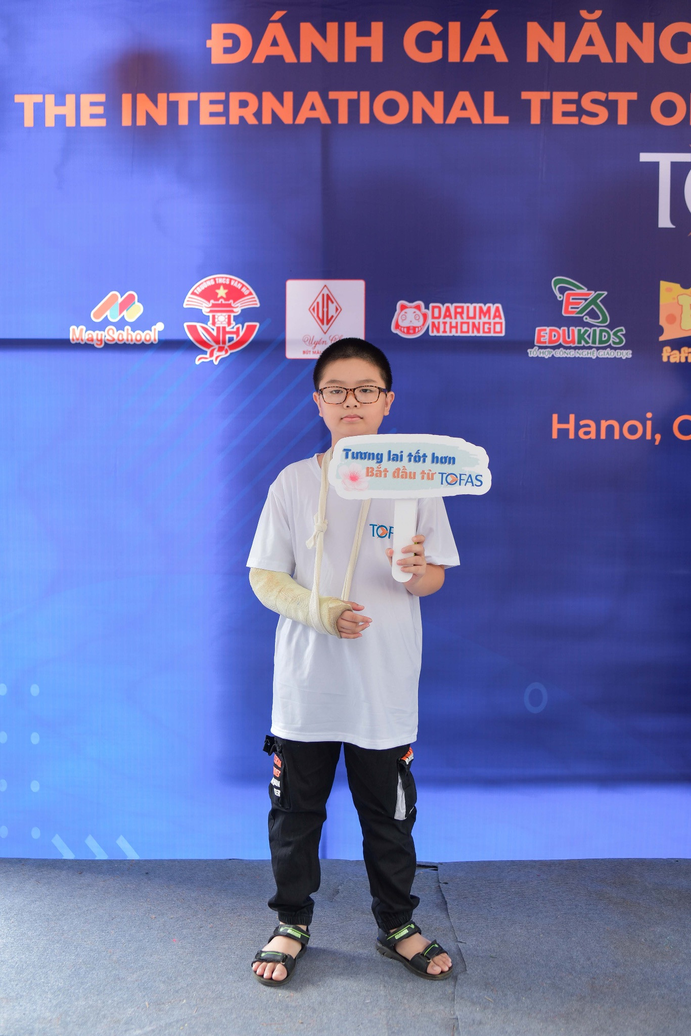 Thí sinh đặc biệt nhất của kỳ khảo thí vừa qua - Nguyễn Hữu Tân lớp 4 là học sinh Học viện toán sơ đồ MMA. Mặc dù bị chấn thương ở tay nhưng em vẫn xuất sắc lọt vào Top 100 của Việt Nam. Thí sinh đặc biệt nhất của kỳ khảo thí vừa qua - Nguyễn Hữu Tân lớp 4 là học sinh Học viện toán sơ đồ MMA. Mặc dù bị chấn thương ở tay nhưng em vẫn xuất sắc lọt vào Top 100 của Việt Nam.