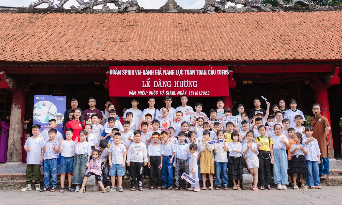 Hàng trăm học sinh đã đến rất sớm, vô cùng háo hức được vinh danh tại nơi linh thiêng về học hành là Văn miếu Quốc Tử Giám. Hàng trăm học sinh đã đến rất sớm, vô cùng háo hức được vinh danh tại nơi linh thiêng về học hành là Văn miếu Quốc Tử Giám.