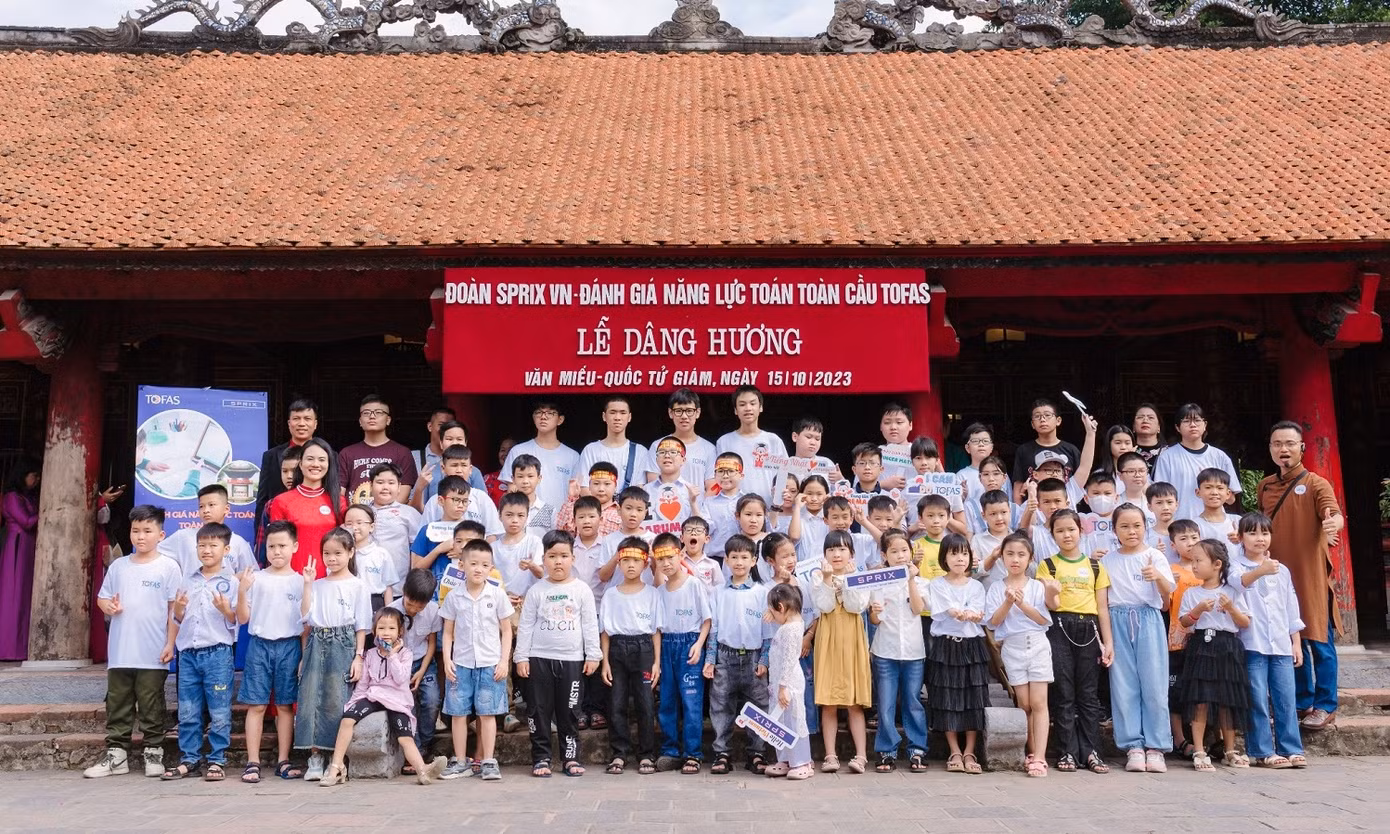 Hàng trăm học sinh đã đến rất sớm, vô cùng háo hức được vinh danh tại nơi linh thiêng về học hành là Văn miếu Quốc Tử Giám.