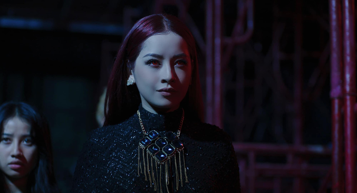 Chi Pu với tạo hình đầy u tối trong phim mới.