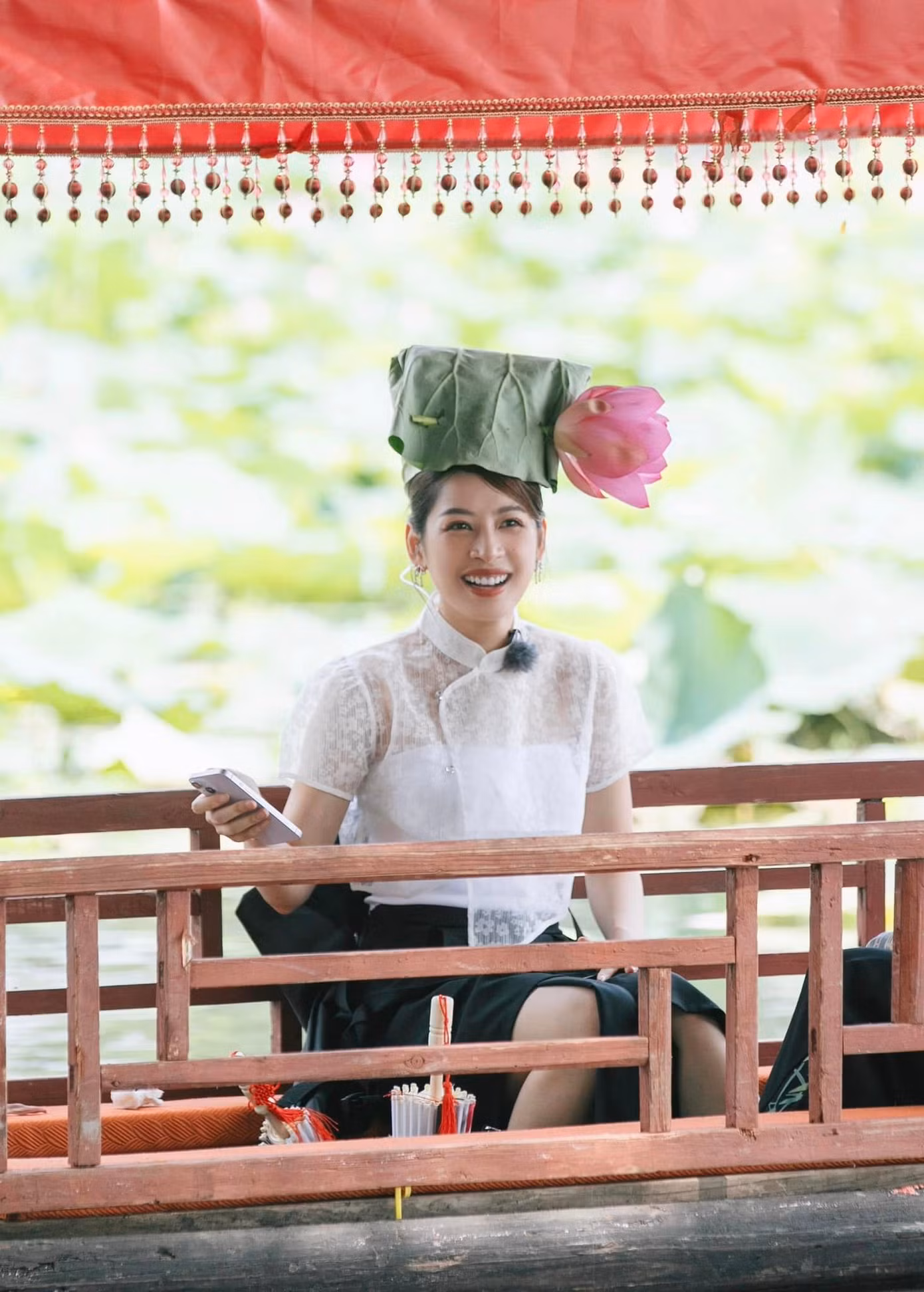 Cô nàng tích cực quảng bá văn hóa Việt Nam khi đi show ở nước bạn.