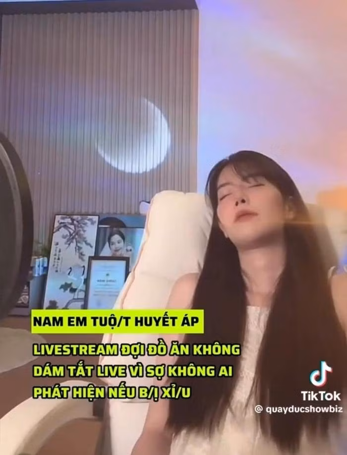 Cô đói muốn ngất trong lúc chờ đồ ăn nhưng không dám tắt livestream do ở một mình. Cô đói muốn ngất trong lúc chờ đồ ăn nhưng không dám tắt livestream do ở một mình.