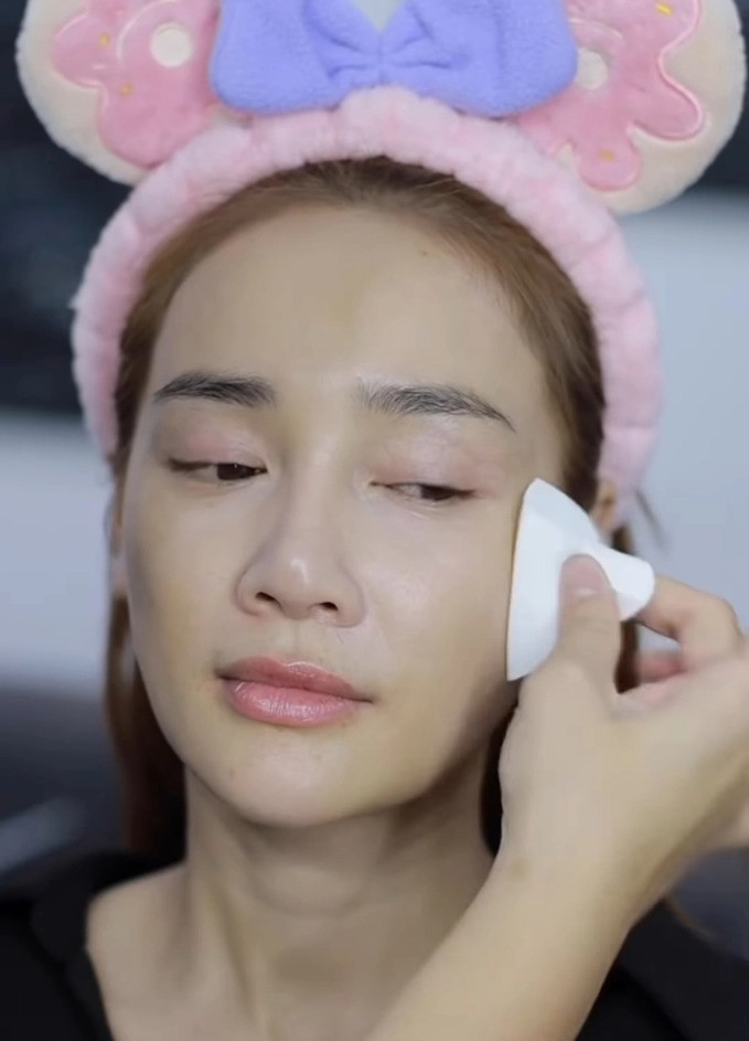 Nữ diễn viên trang điểm cẩn thận trước khi chạy.