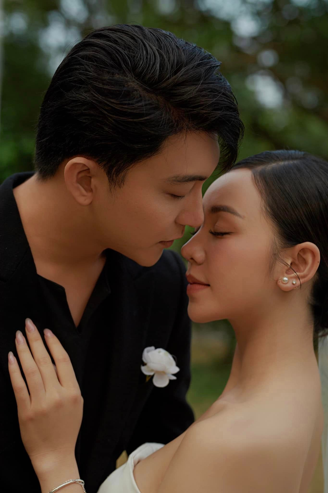 Hai người được khen rất đẹp đôi.