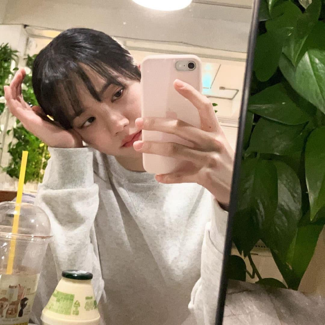 Jisoo rất yêu thích chiếc iPhone SE này. Jisoo rất yêu thích chiếc iPhone SE này.