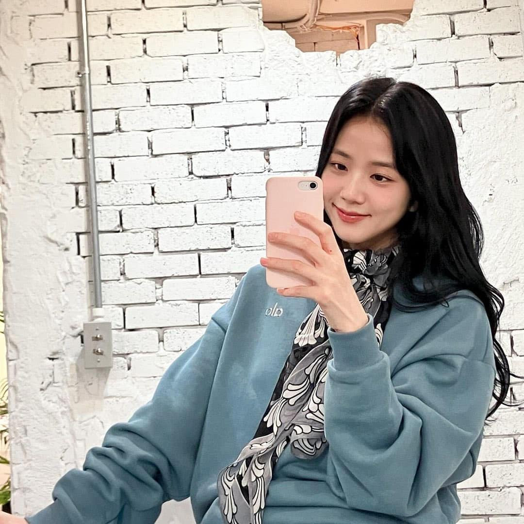 Jisoo rất yêu thích chiếc iPhone SE này. Jisoo rất yêu thích chiếc iPhone SE này.