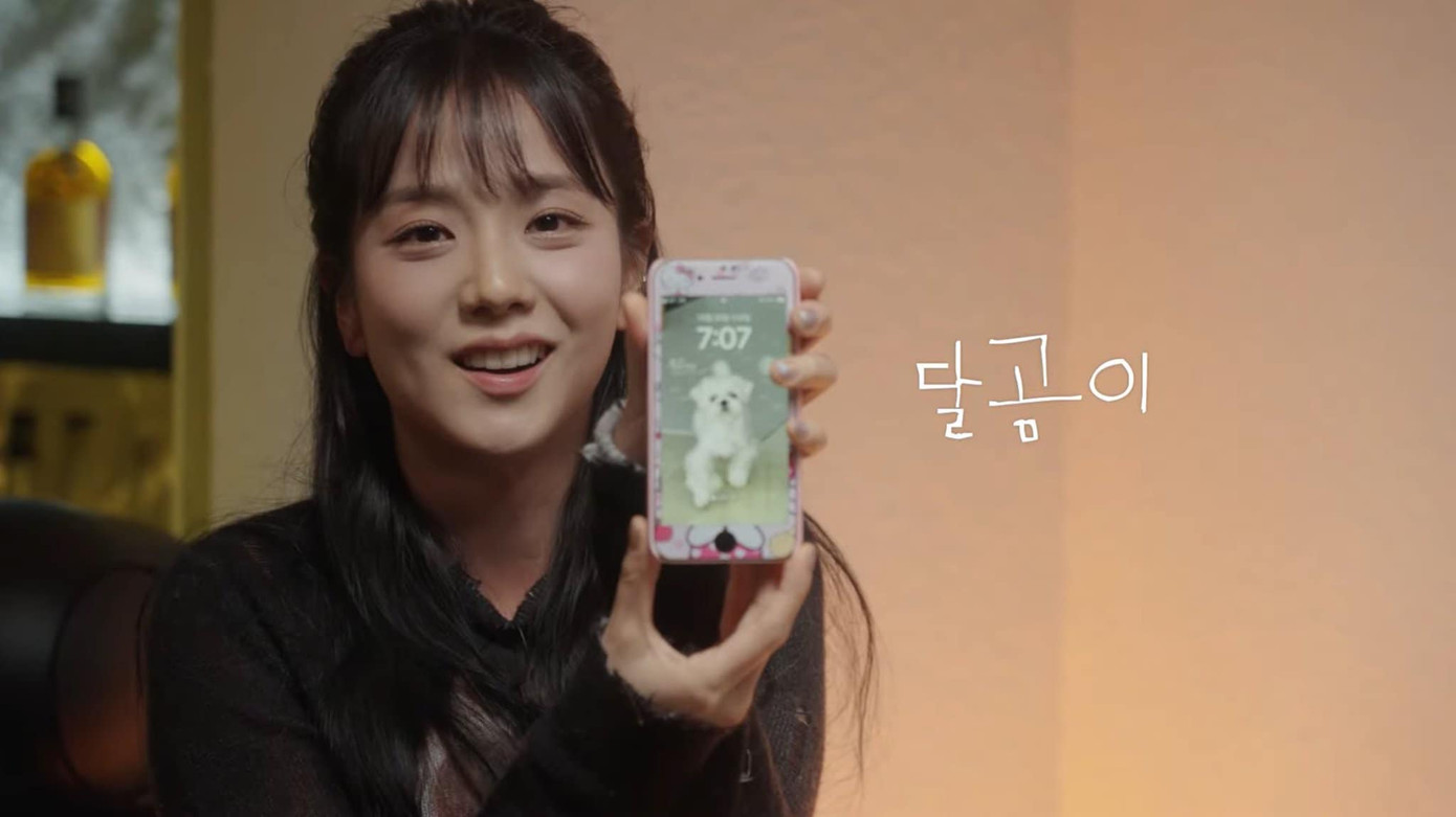 Jisoo rất thích nút Home ở các mẫu iPhone cũ. Jisoo rất thích nút Home ở các mẫu iPhone cũ.