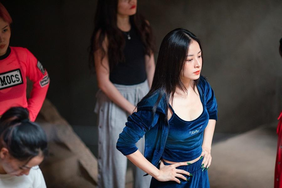 Chi Pu có tạo hình một ngôi sao giải trí trong phim này.