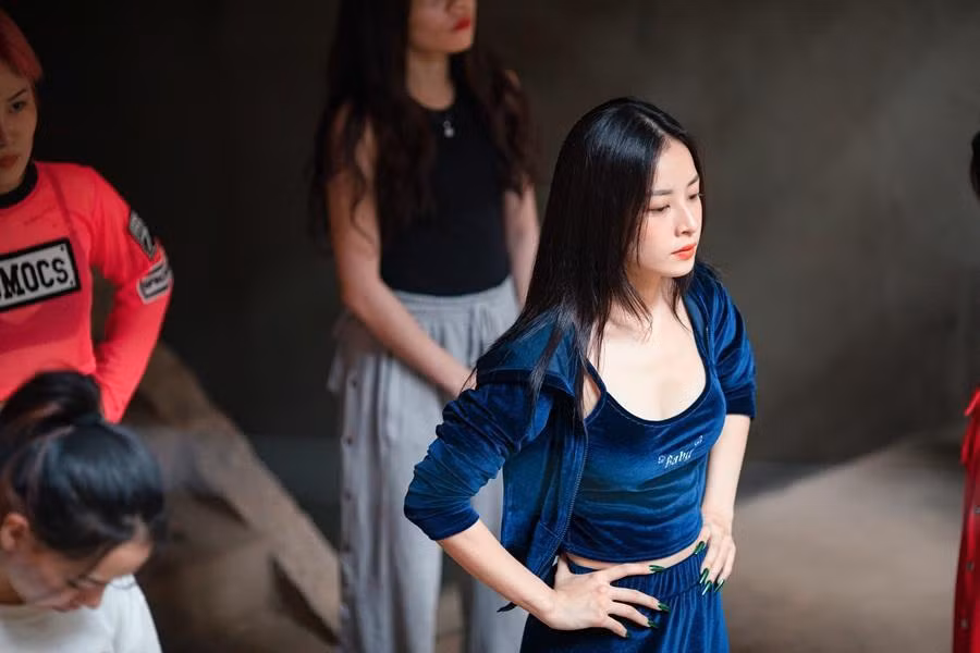 Chi Pu có tạo hình một ngôi sao giải trí trong phim này.