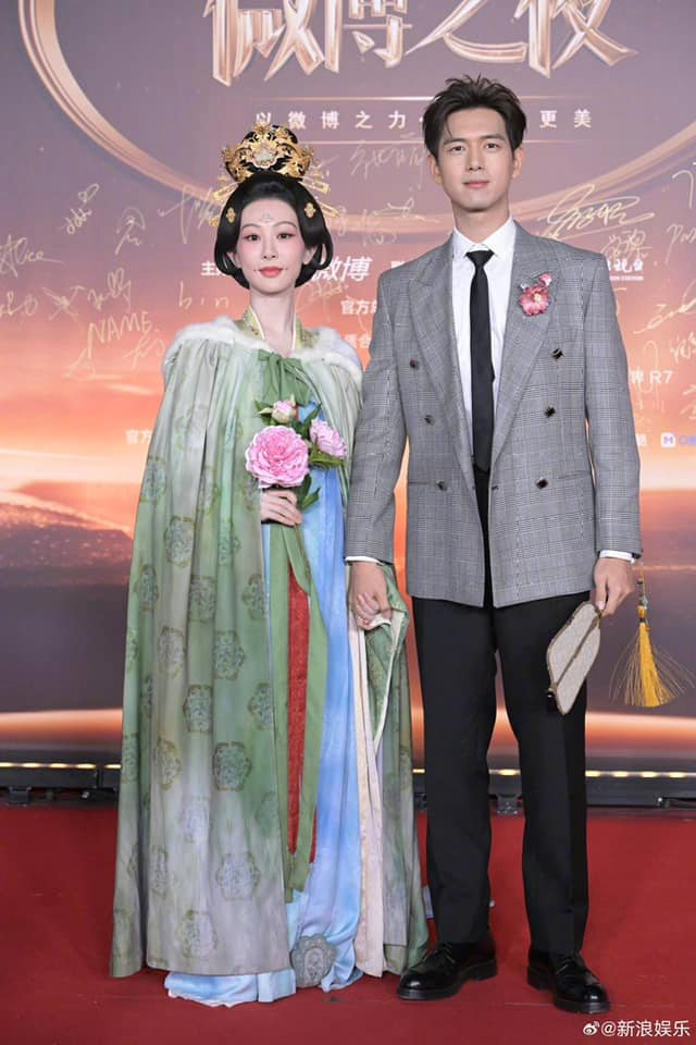 Cái nắm tay của Lý Hiện và Dương Tử gây sốt. Cái nắm tay của Lý Hiện và Dương Tử gây sốt.