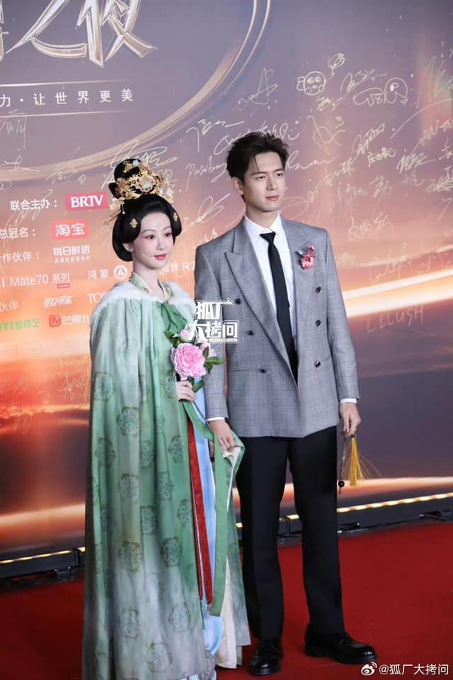 Cái nắm tay của Lý Hiện và Dương Tử gây sốt. Cái nắm tay của Lý Hiện và Dương Tử gây sốt.