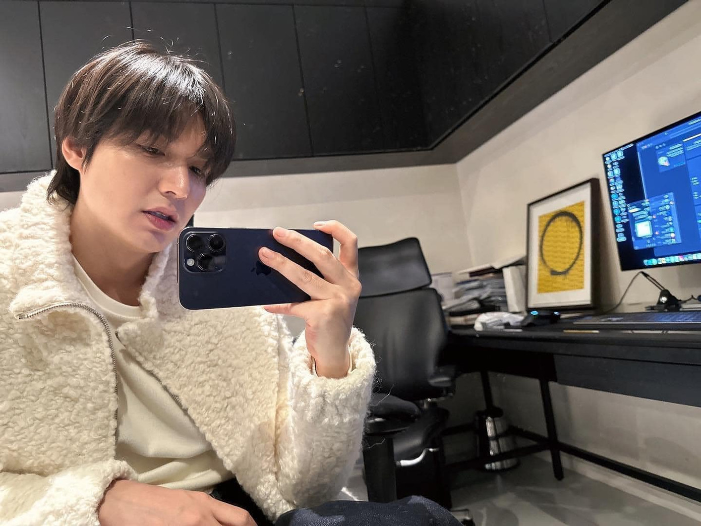 Lee Min Ho có phần tăng cân hơn trước do hiện anh cũng đã 36 tuổi. Lee Min Ho có phần tăng cân hơn trước do hiện anh cũng đã 36 tuổi.