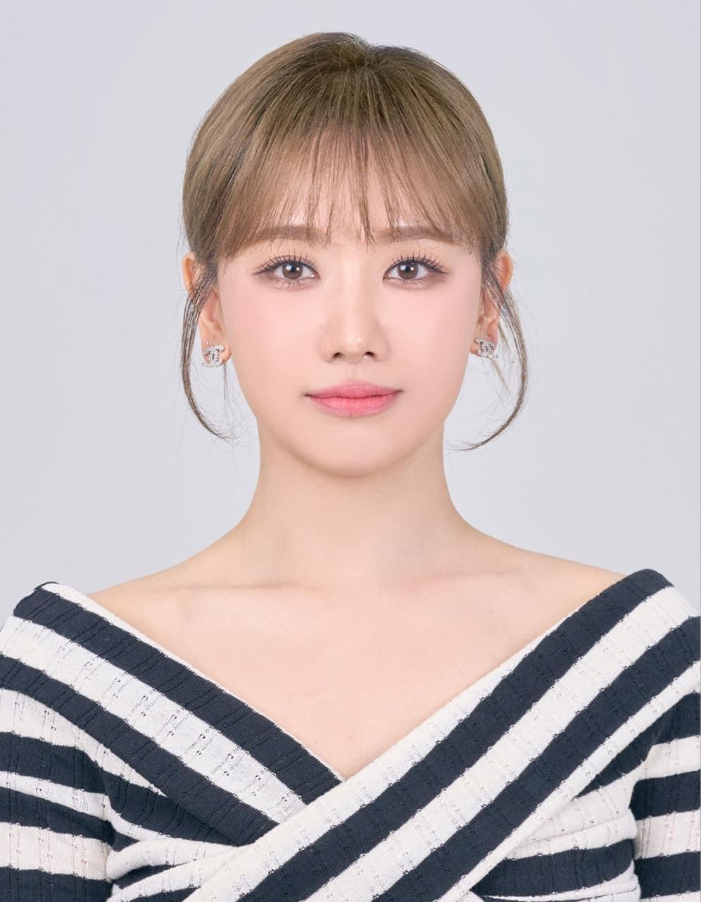 Ảnh thẻ của Hari Won cũng đẹp không tì vết,