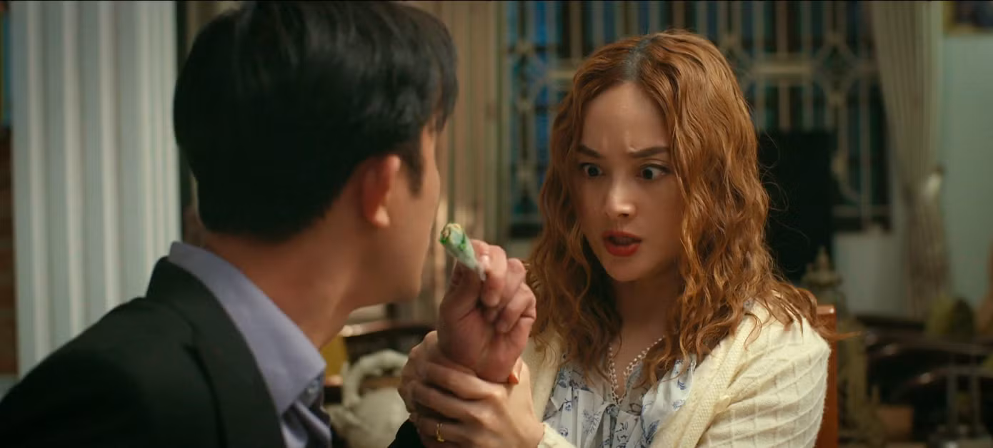 Hà giật mình phát hiện sự lạ trên tay chồng