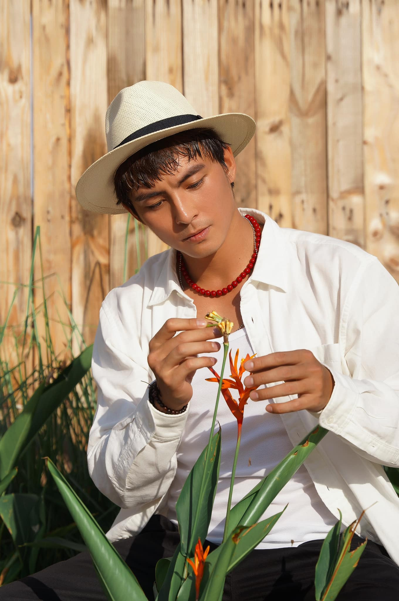 Nam diễn viên không còn vẻ lãng tử thường thấy. Nam diễn viên không còn vẻ lãng tử thường thấy.