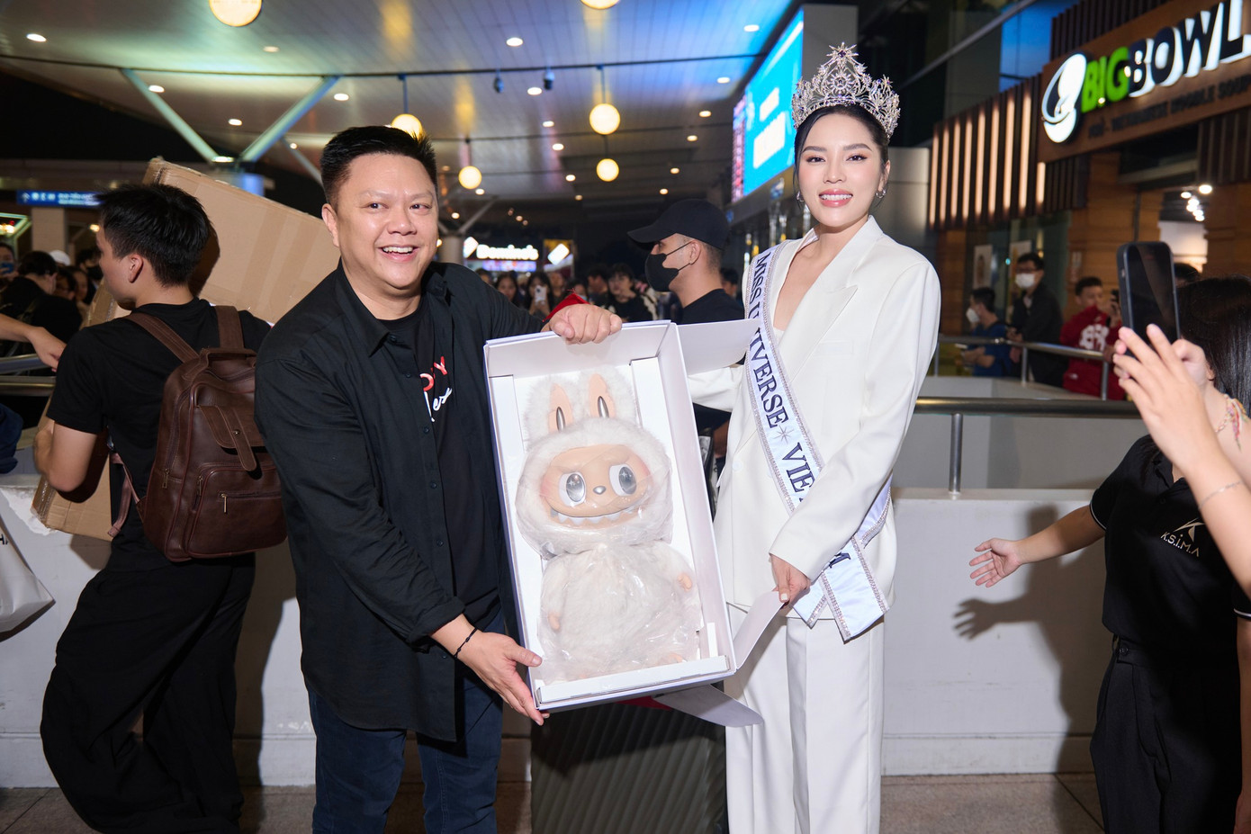 Ông Valentin Trần tặng Labubu cho nàng hậu.