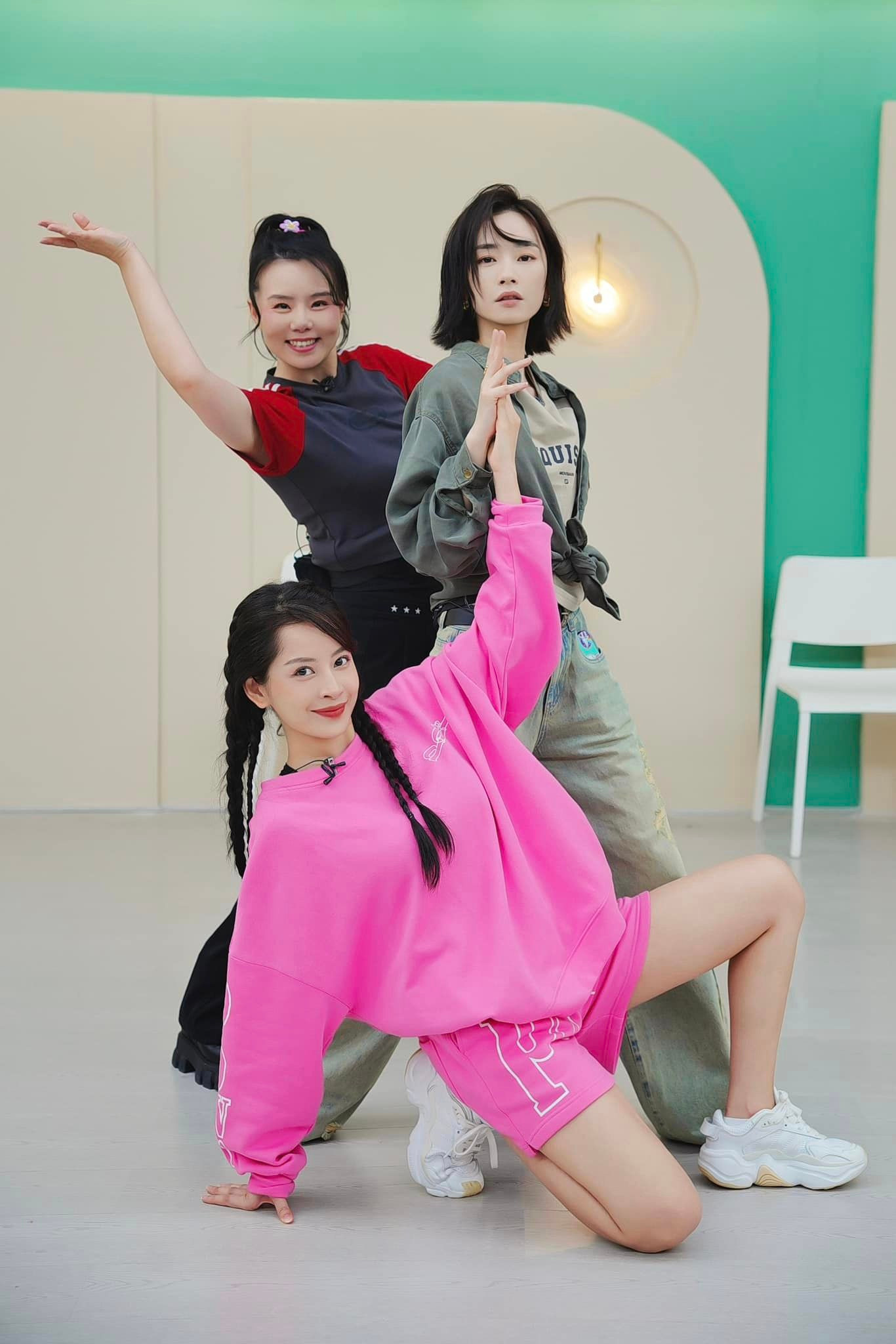 Chi Pu liệu có dịp chung đội với hai tỷ tỷ lần nữa không? Chi Pu liệu có dịp chung đội với hai tỷ tỷ lần nữa không?