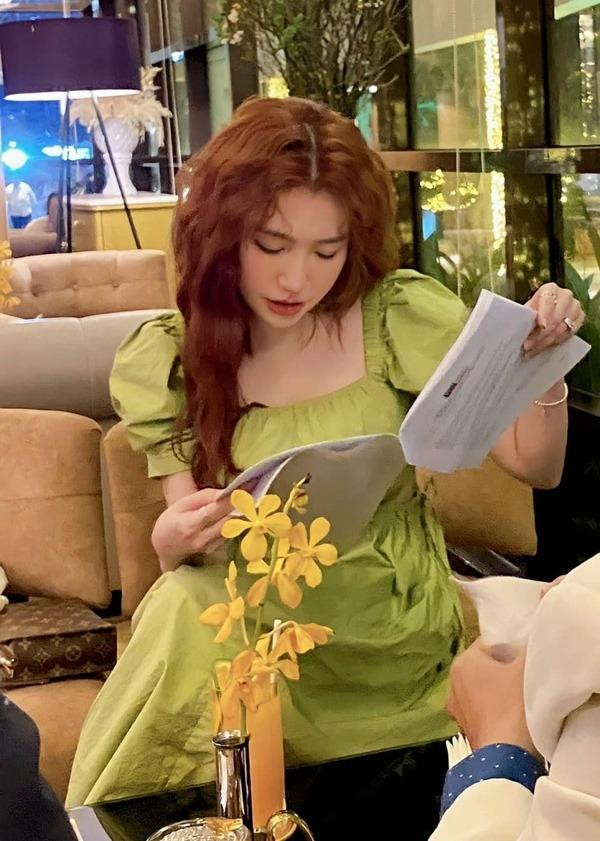 Elly cũng bán đấu giá chiếc váy cô mặc khi đi ký đơn ly hôn. Elly cũng bán đấu giá chiếc váy cô mặc khi đi ký đơn ly hôn.