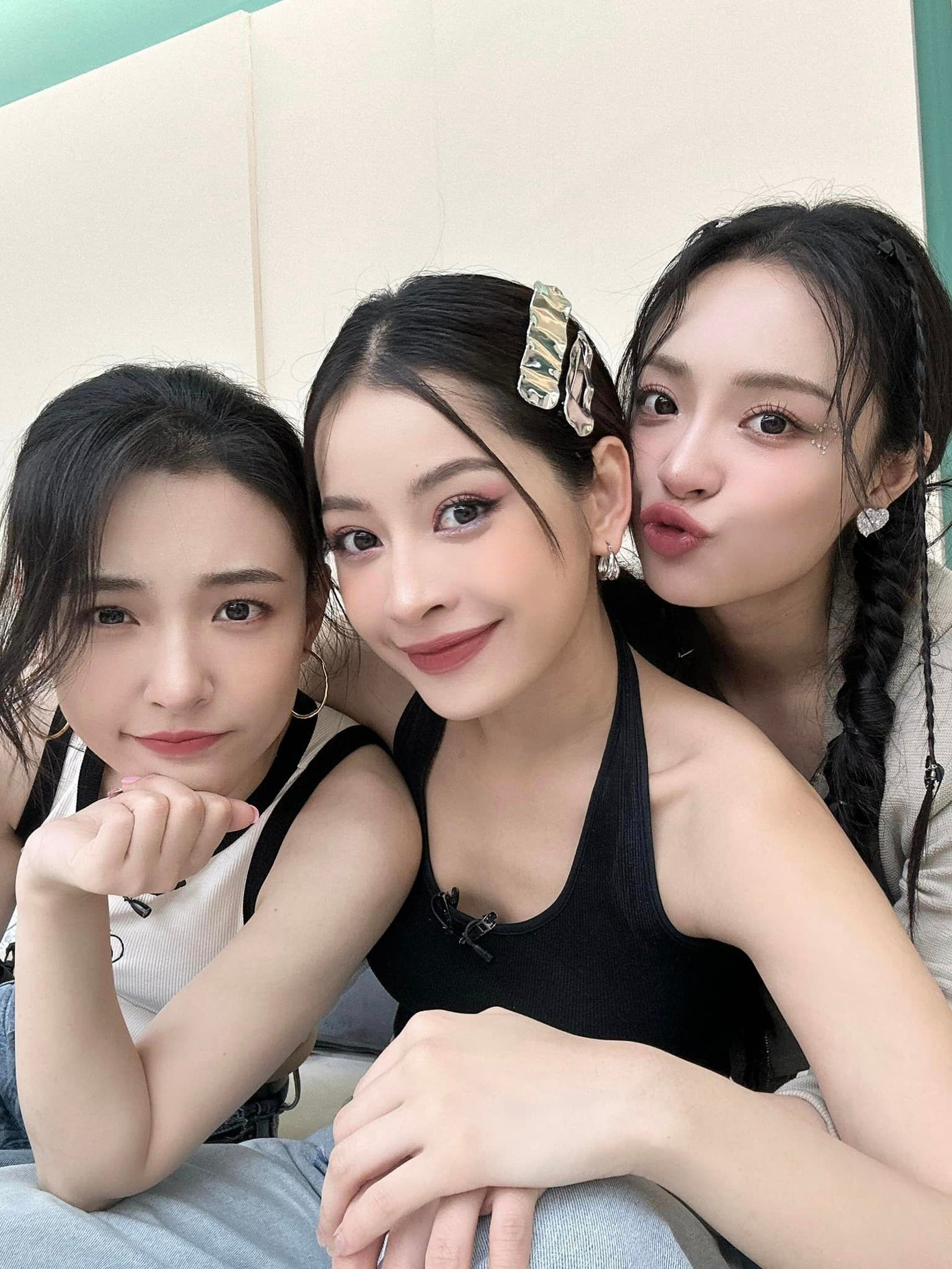 Trong 3 thành viên, chỉ còn mình Chi Pu ở lại chương trình. Trong 3 thành viên, chỉ còn mình Chi Pu ở lại chương trình.