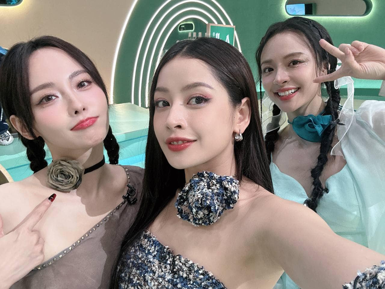 Chi Pu tạm biệt cả hai đồng đội sau vòng thi này. Chi Pu tạm biệt cả hai đồng đội sau vòng thi này.