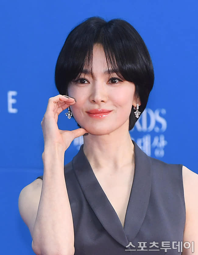 Song Hye Kyo rạng rỡ trên thảm xanh. Song Hye Kyo rạng rỡ trên thảm xanh.