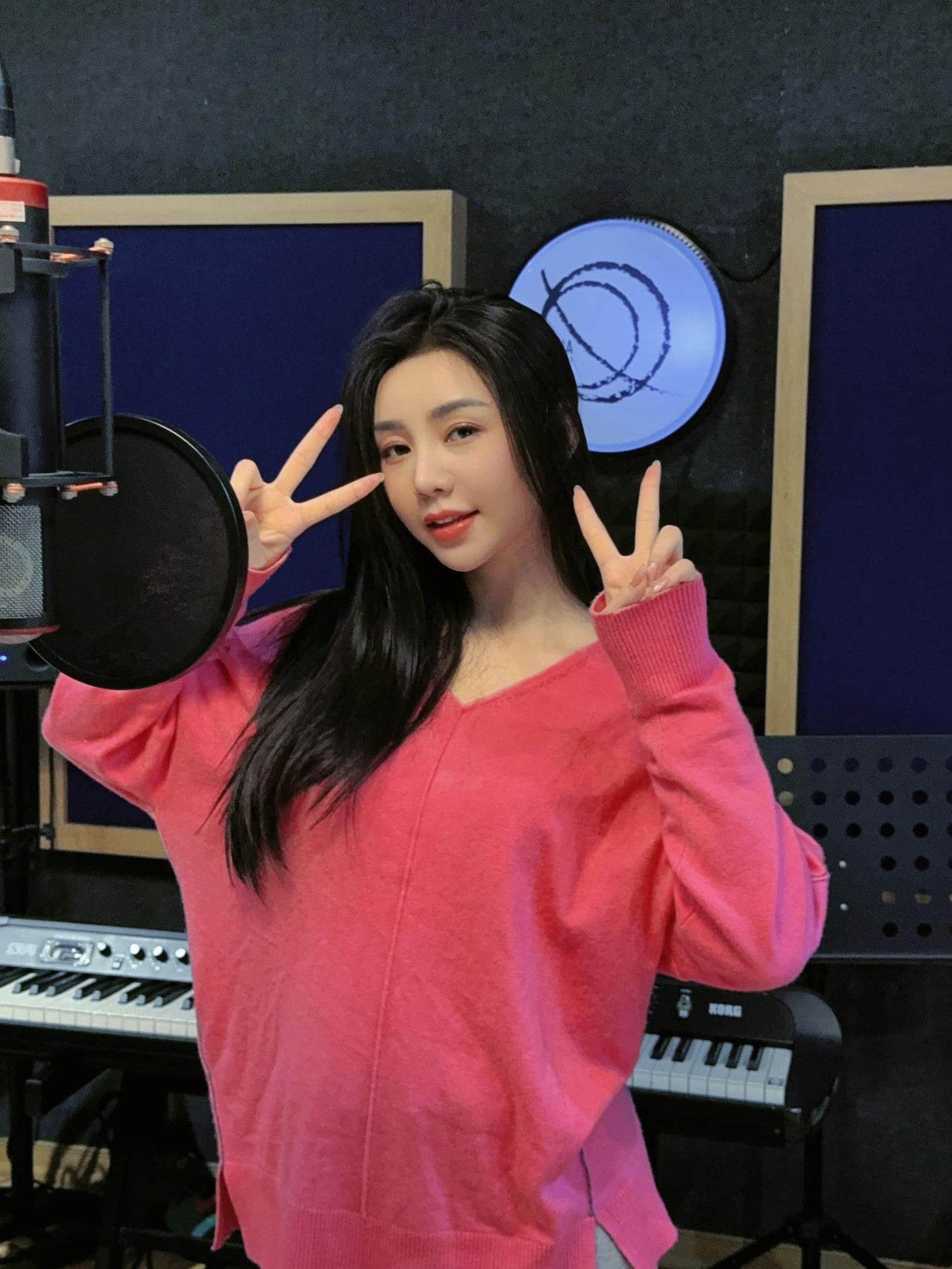 Các diễn viên bận rộn tập nhảy và thu âm để quay chương trình Tết.