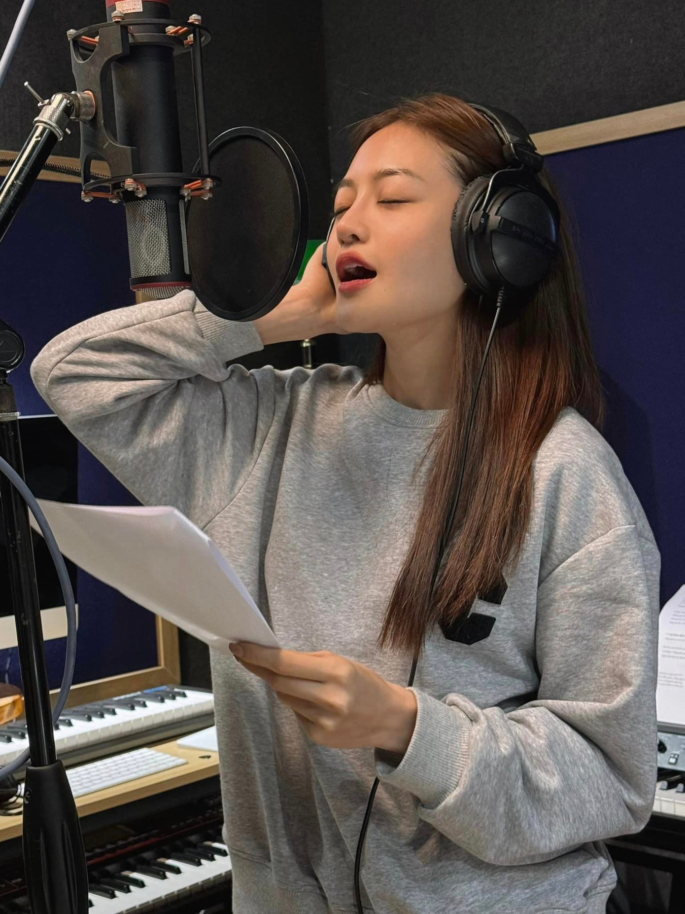 Các diễn viên bận rộn tập nhảy và thu âm để quay chương trình Tết.