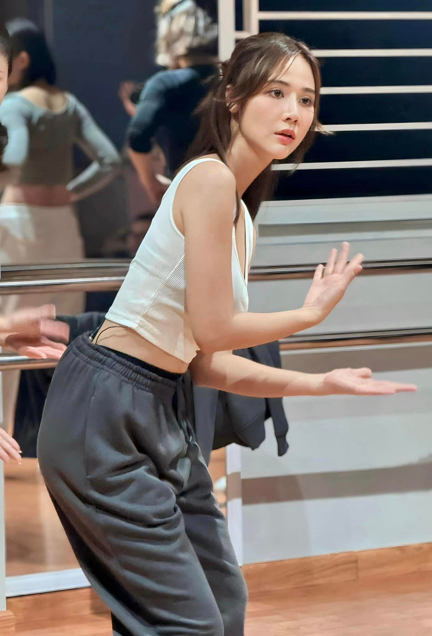 Các diễn viên bận rộn tập nhảy và thu âm để quay chương trình Tết.