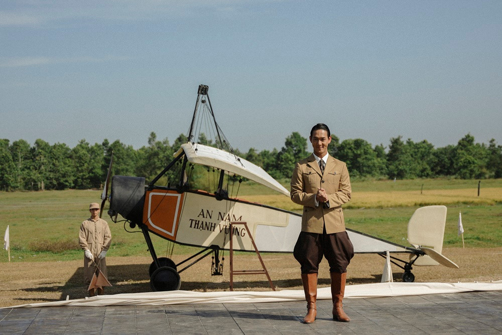 Đoàn làm phim làm hẳn mô hình máy bay theo kích thước thật. Đoàn làm phim làm hẳn mô hình máy bay theo kích thước thật.