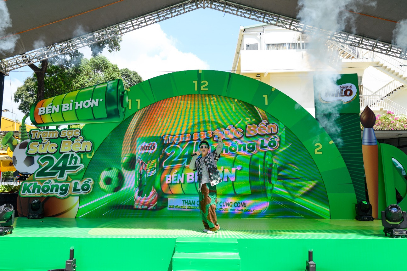 Sự kiện thêm sôi động với phần trình diễn và giao lưu của ca sĩ Anh Tú.