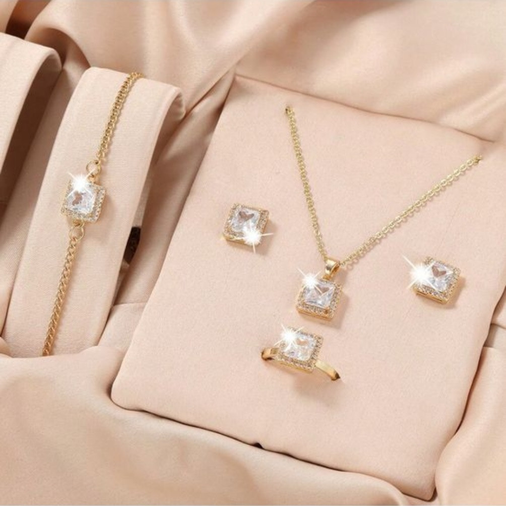 Trang sức mạ vàng. Trang sức mạ vàng.