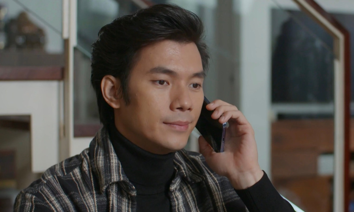 Nhan Phúc Vinh thích mặc áo cao cổ từ phim này qua phim khác.