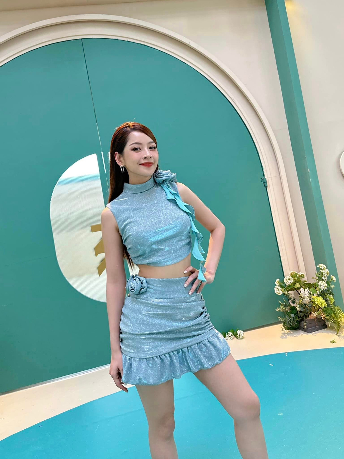 Chi Pu ghi điểm với vóc dáng săn chắc.