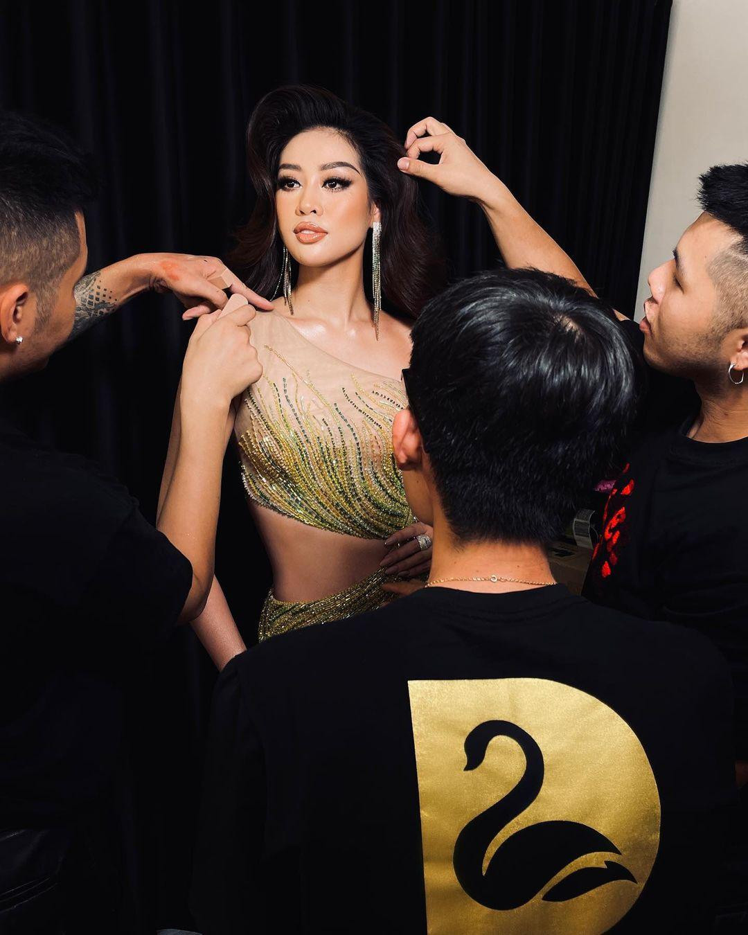 Khánh Vân được ê-kíp chăm chút rất tỉ mỉ trong lần đi thi lần này.