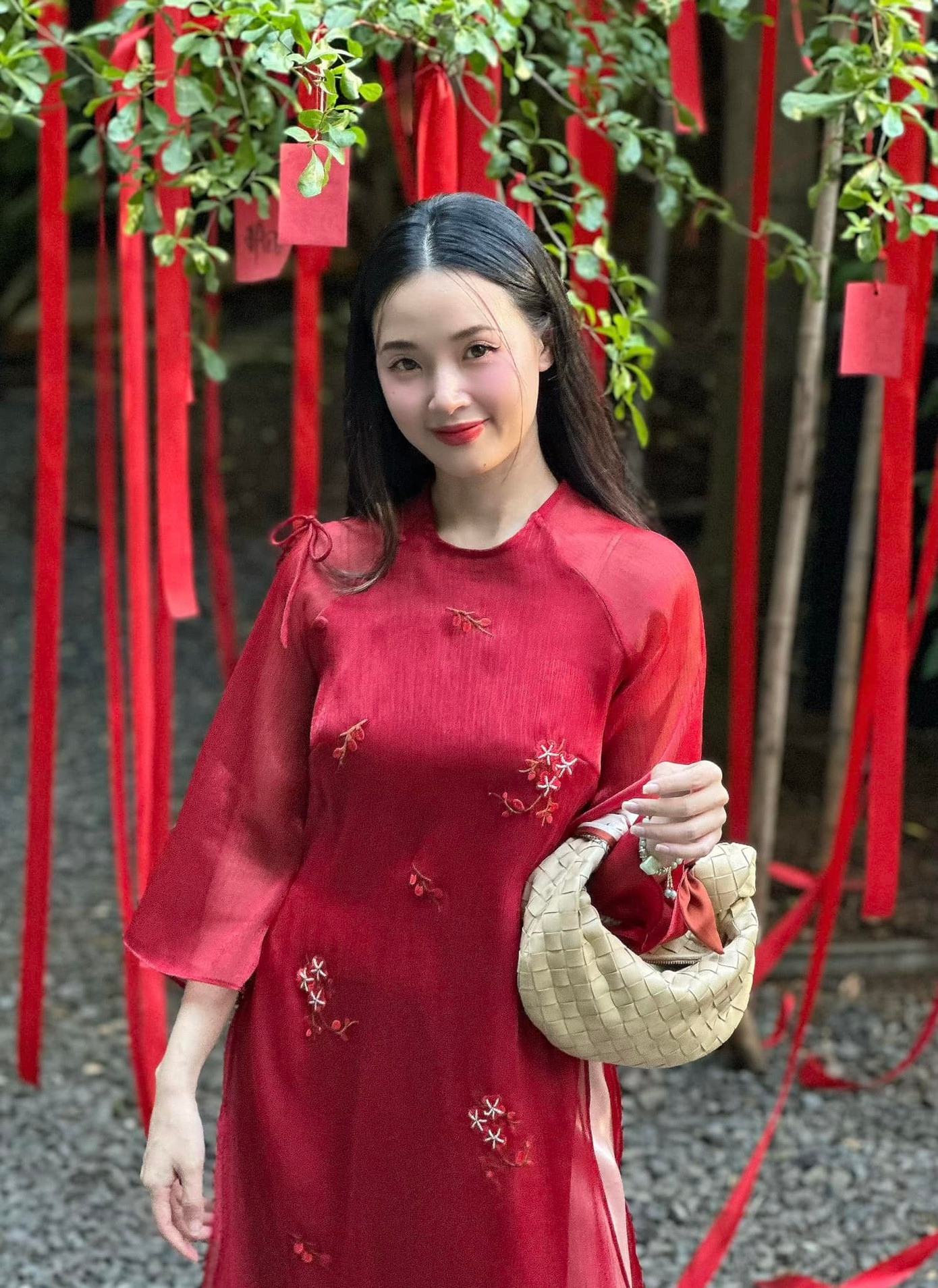 Dù bận rộn kết hôn nhưng Midu vẫn phải đi khiếu nại vì bị đưa tin sai lệch. Dù bận rộn kết hôn nhưng Midu vẫn phải đi khiếu nại vì bị đưa tin sai lệch.