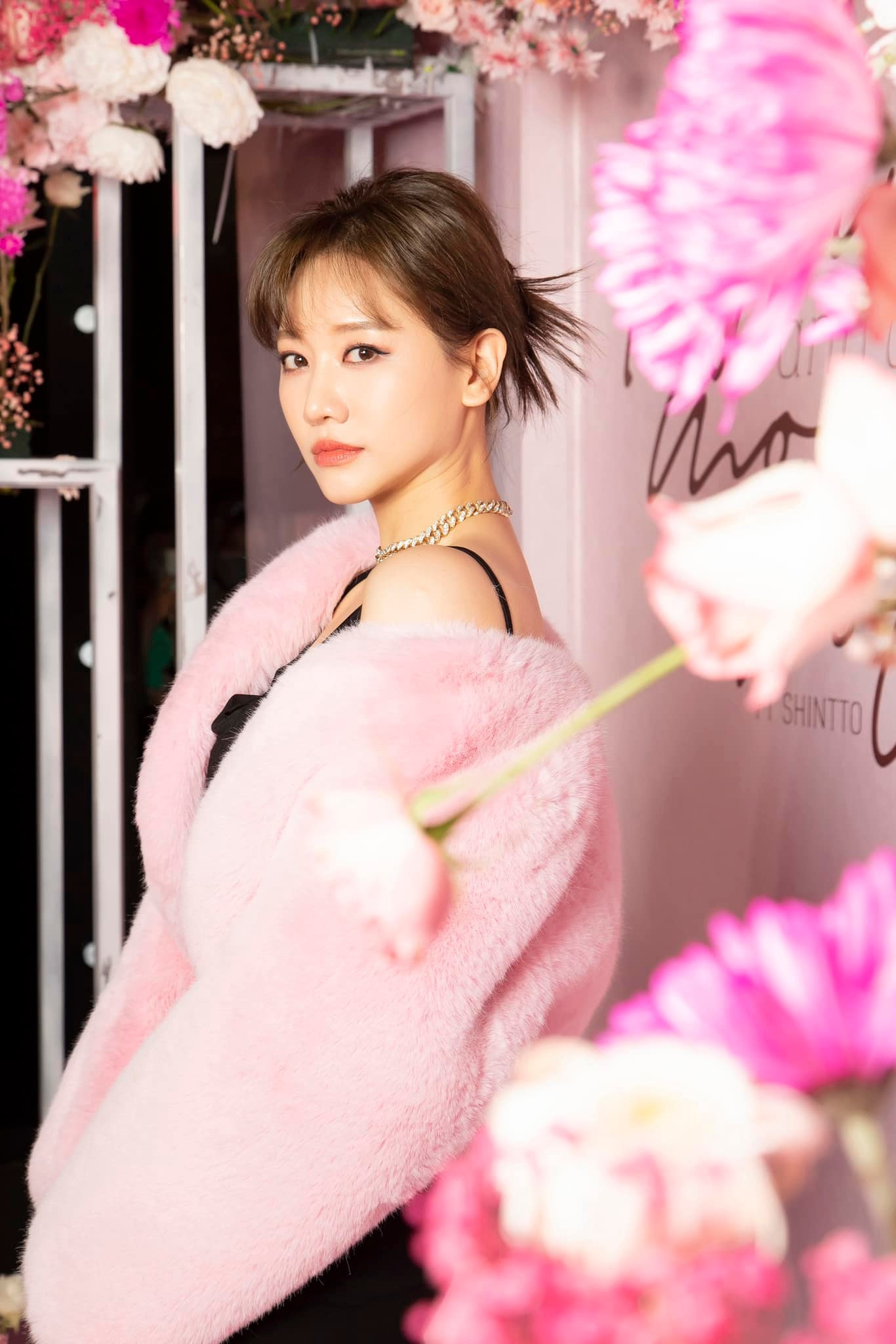 Nữ ca sĩ chưa thể cười khi ra mắt MV hay chụp ảnh thời trang. Nữ ca sĩ chưa thể cười khi ra mắt MV hay chụp ảnh thời trang.