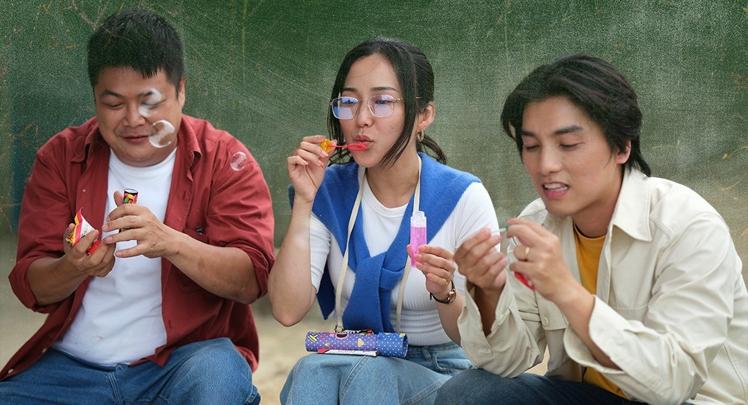 Bản điện ảnh Kính Vạn Hoa dựa theo hai tập truyện của nhà văn Nguyễn Nhật Ánh.