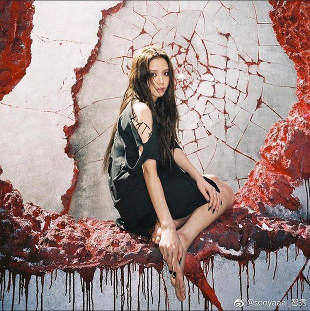 Jisoo có hình xăm giả khi quay MV. Jisoo có hình xăm giả khi quay MV.