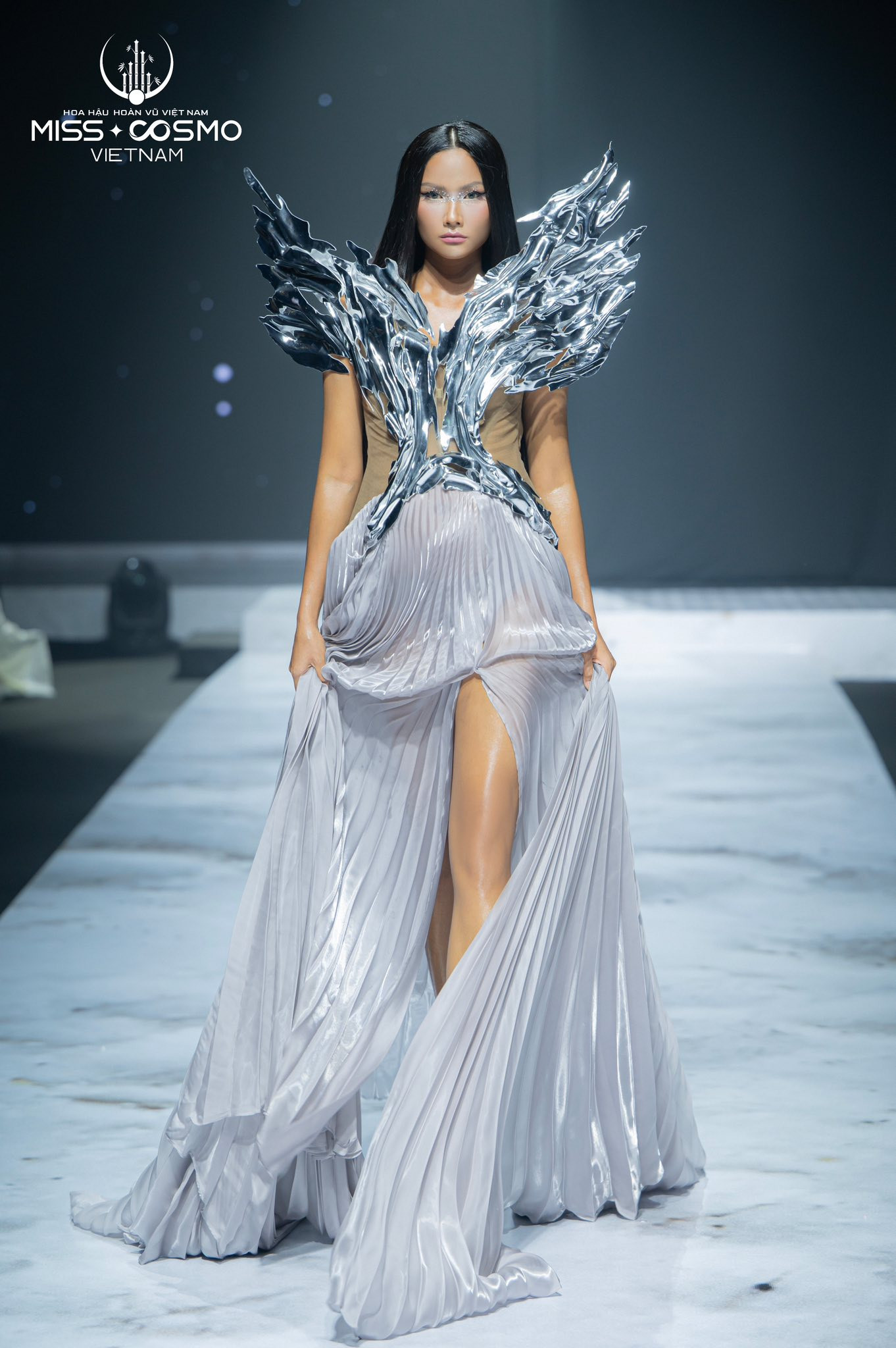 Trang phục có chất liệu cứng cáp khiến hai nàng hậu gặp khó khi catwalk.