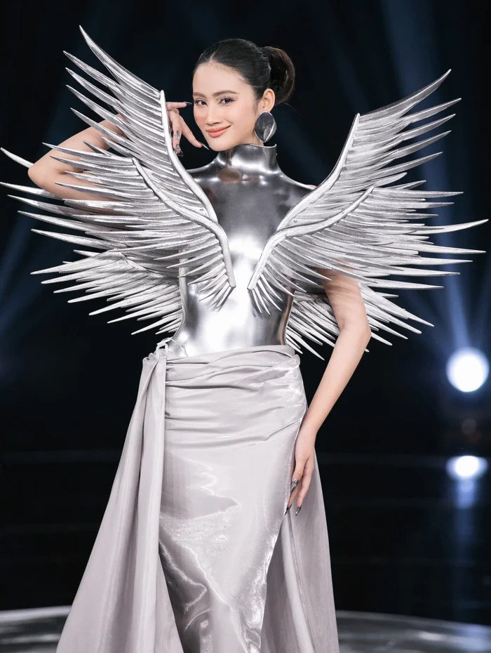 Trang phục có chất liệu cứng cáp khiến hai nàng hậu gặp khó khi catwalk.