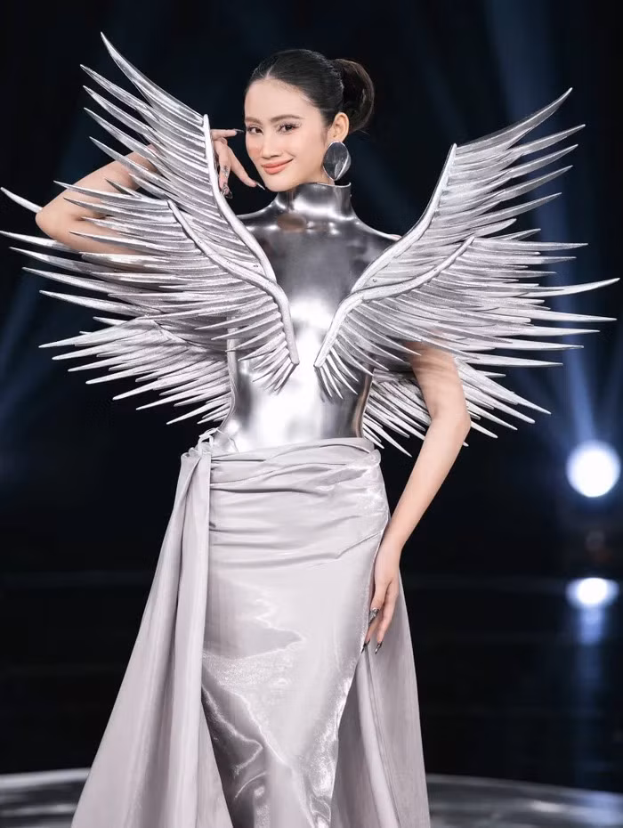 Trang phục có chất liệu cứng cáp khiến hai nàng hậu gặp khó khi catwalk. Trang phục có chất liệu cứng cáp khiến hai nàng hậu gặp khó khi catwalk.