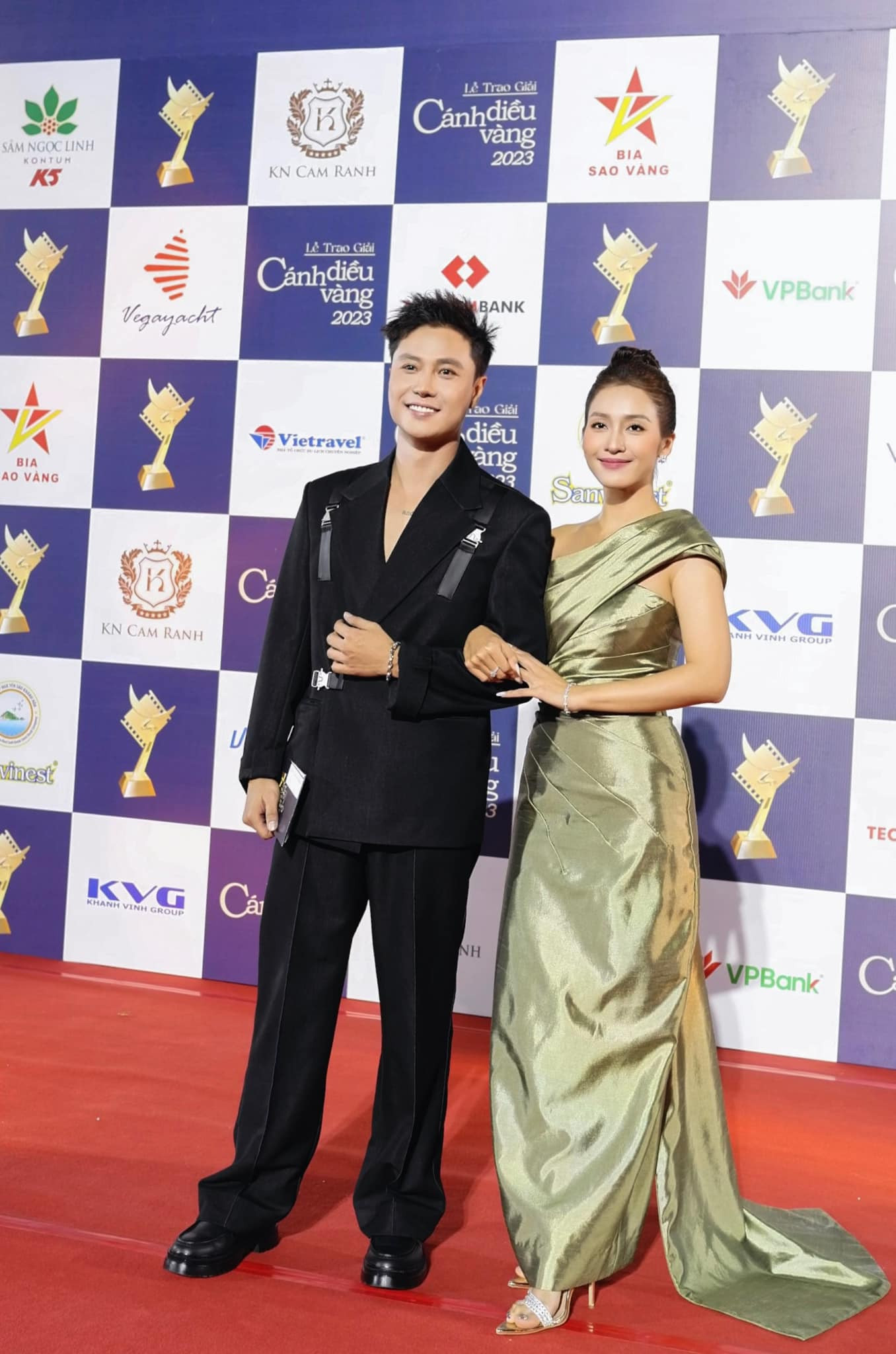 Thanh Sơn - Khả Ngân sánh bước trên thảm đỏ. Thanh Sơn - Khả Ngân sánh bước trên thảm đỏ.