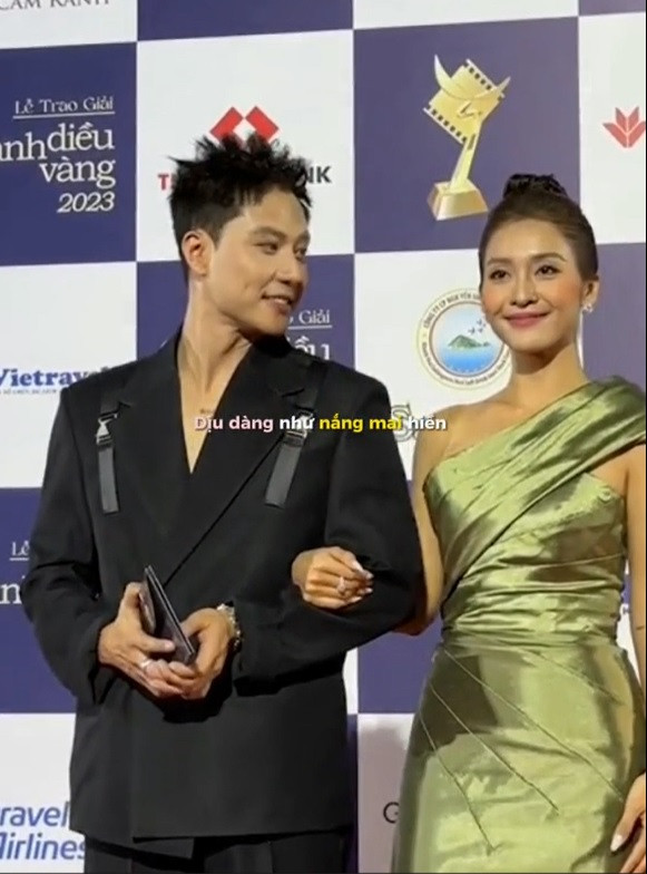 Thanh Sơn dành cho bạn diễn cái nhìn ngọt ngào. Thanh Sơn dành cho bạn diễn cái nhìn ngọt ngào.