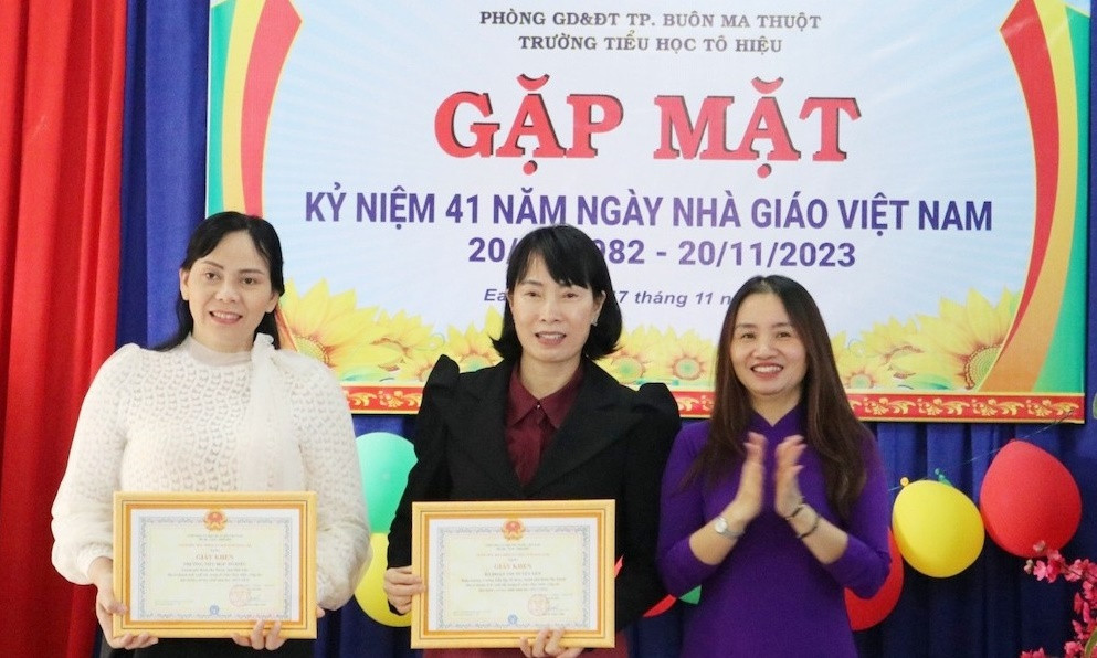 Đại diện BHXH tỉnh Đắk Lắk trao tặng Giấy khen tặng tập thể Trường Tiểu học Tô Hiệu (TP. Buôn Ma Thuột) và cô giáo Đoàn Thị Tuyết Yến - Hiệu trưởng nhà trường. Đại diện BHXH tỉnh Đắk Lắk trao tặng Giấy khen tặng tập thể Trường Tiểu học Tô Hiệu (TP. Buôn Ma Thuột) và cô giáo Đoàn Thị Tuyết Yến - Hiệu trưởng nhà trường.