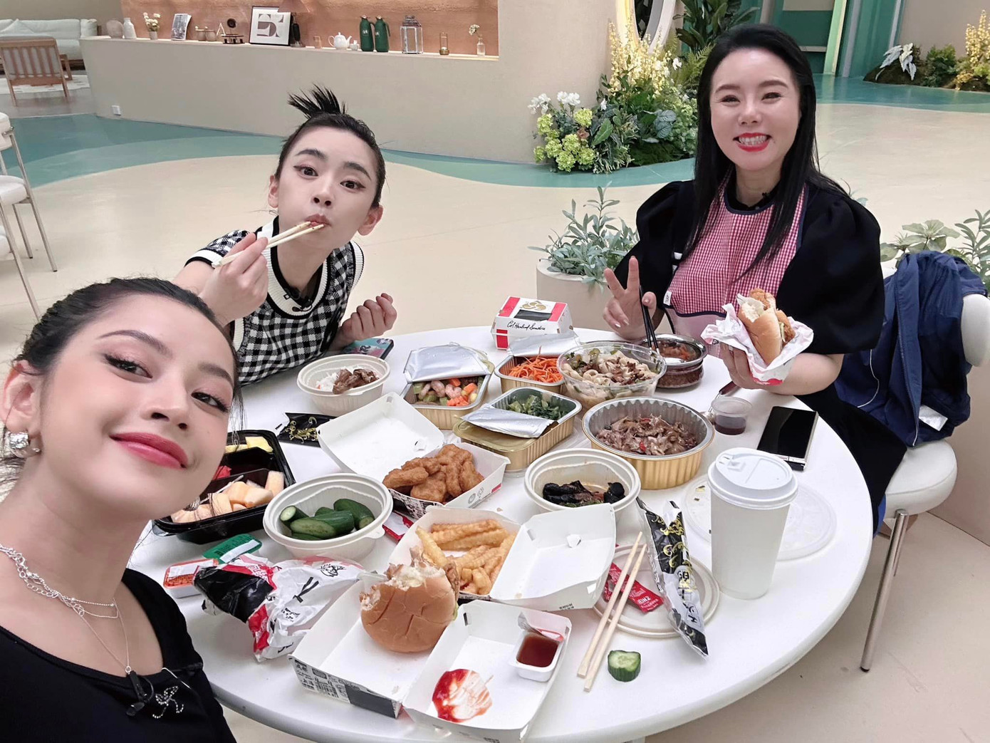 Bất đồng ngôn ngữ nhưng ba người vẫn rất thân thiết.