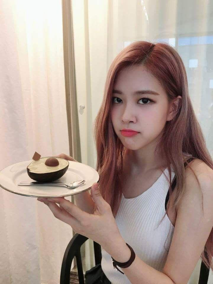 Rosé có thể ăn mọi thứ, trừ quả bơ