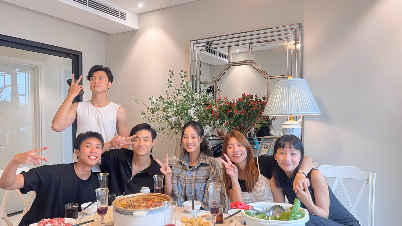 Long Vũ mời các bạn diễn về nhà tụ tập.