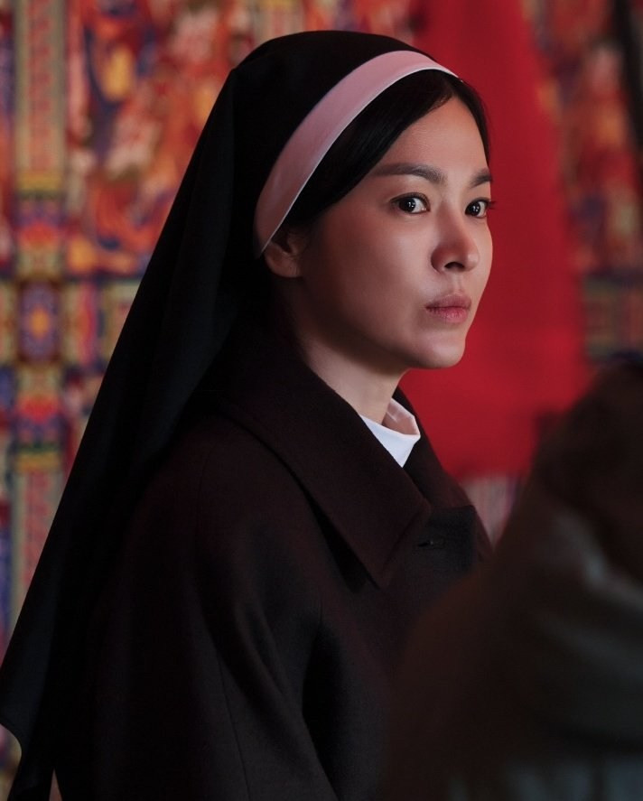 Cô đi show để quảng bá phim mới.