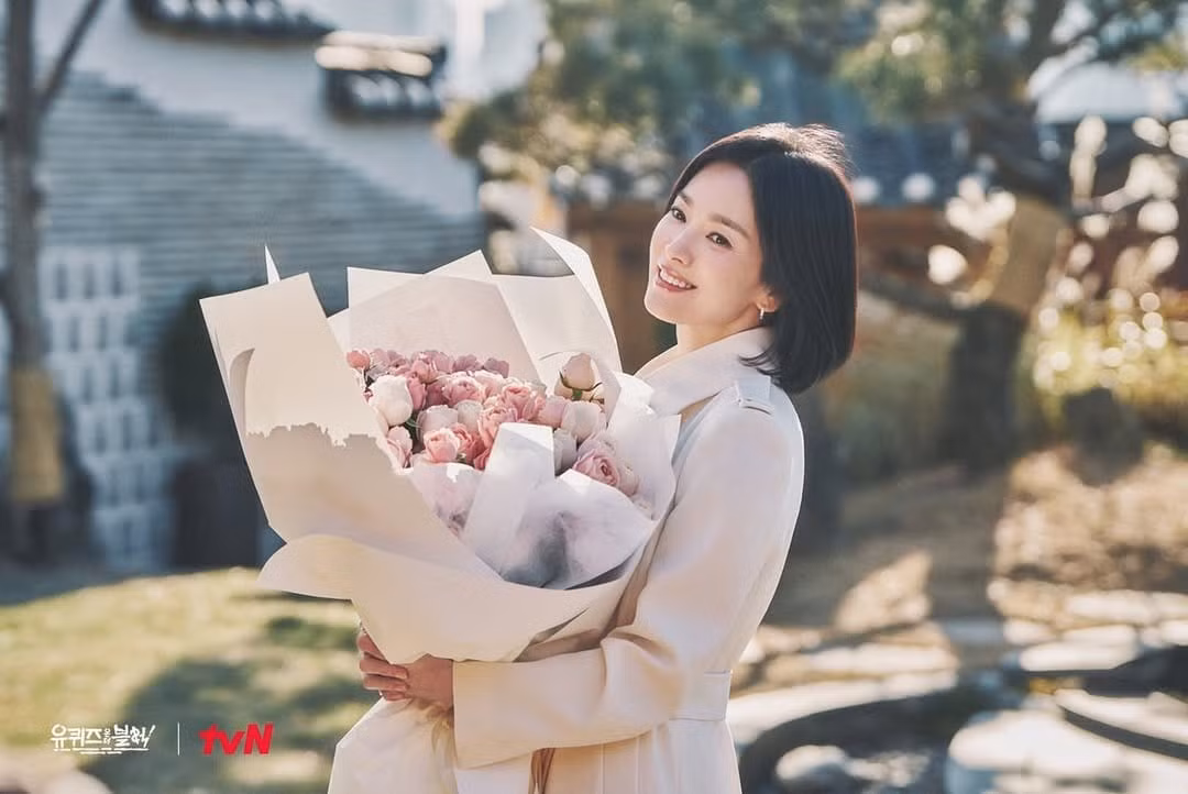 Song Hye Kyo vẫn rất trẻ trung ở tuổi 43.